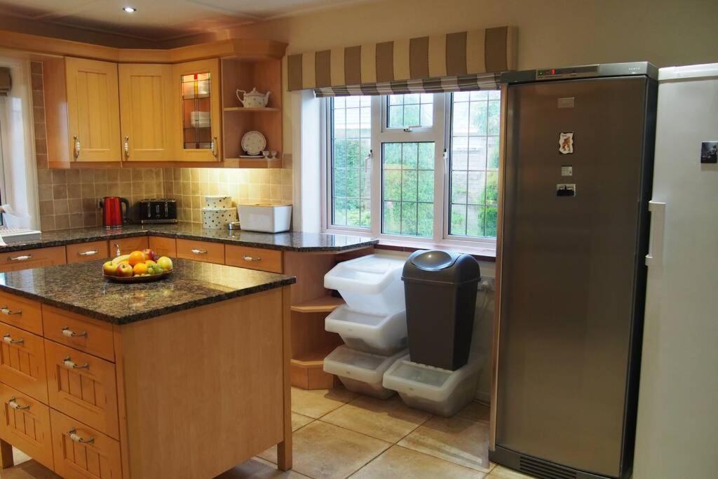 Hectors House Comfortable 4 Bed House In Mature Gardens Yelverton Εξωτερικό φωτογραφία