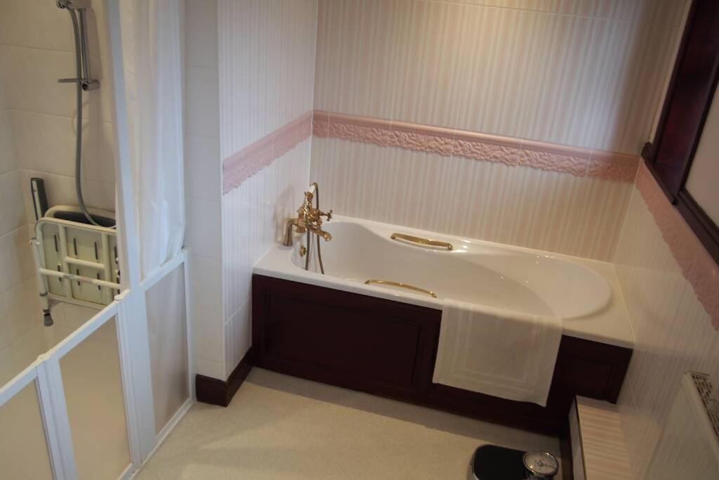 Hectors House Comfortable 4 Bed House In Mature Gardens Yelverton Εξωτερικό φωτογραφία