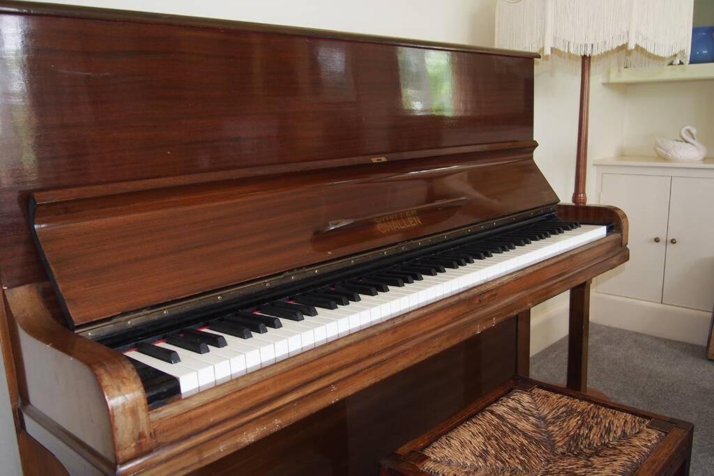 Hectors House Comfortable 4 Bed House In Mature Gardens Yelverton Εξωτερικό φωτογραφία